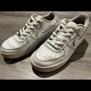 White Nike Air Force Ones 7Y/8W